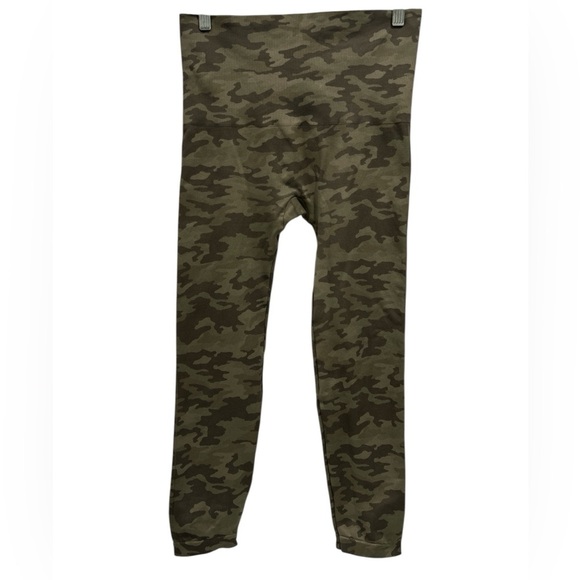 SPANX Look at Me Now Seamless Cropped Camo Leggings - 1X - Picture 2 of 8